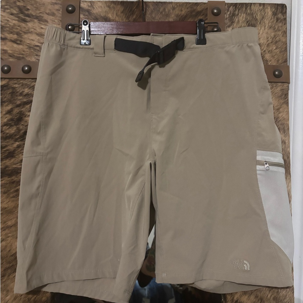 The North Face Tan belted Cargo Shorts sz L excellent condition